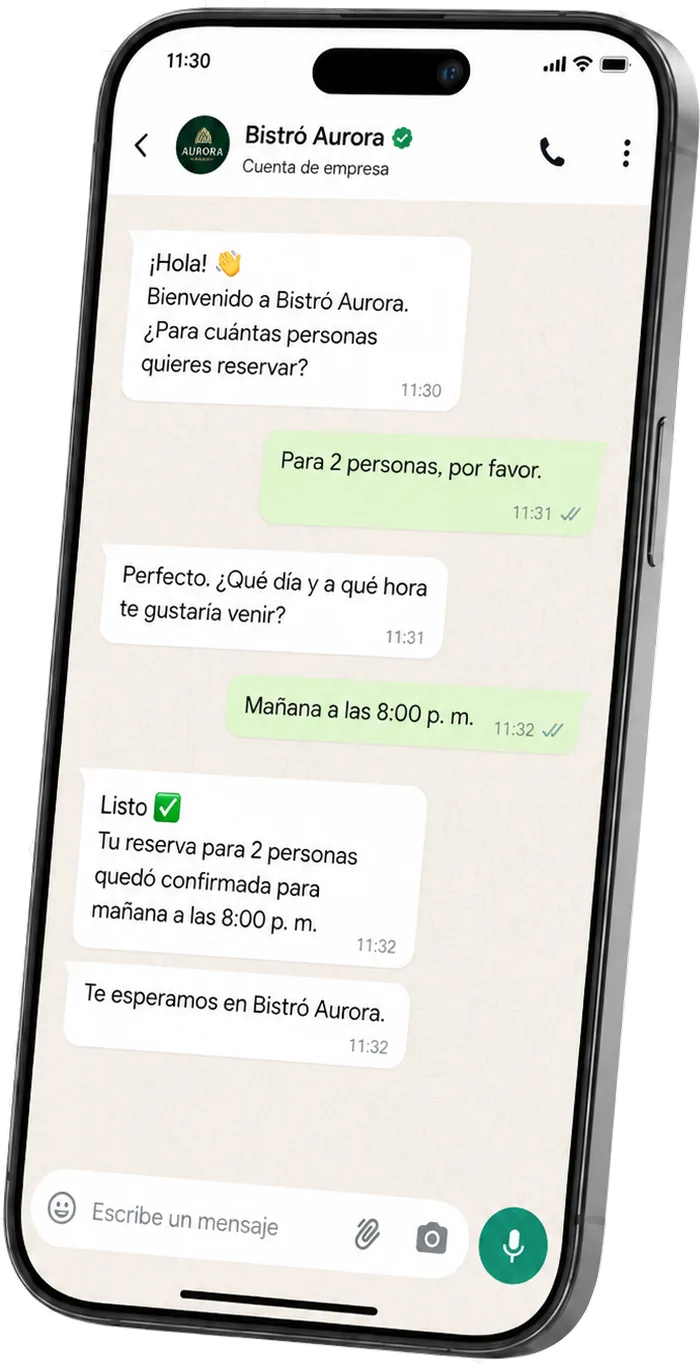 Conversación de WhatsApp donde un asistente confirma automáticamente la reserva de una mesa en un restaurante